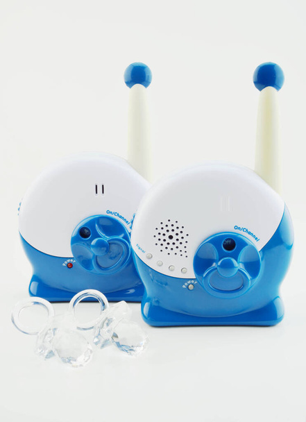 Babyphone mit zwei Kristallschnullern - Foto, Bild
