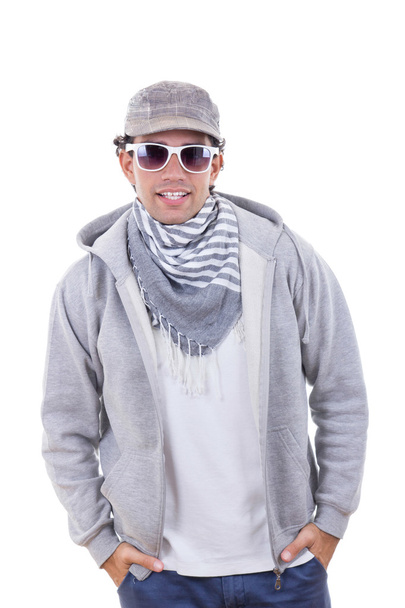 moderner Modemann im Sweatshirt mit Mütze und Schal mit gesungenen - Foto, Bild