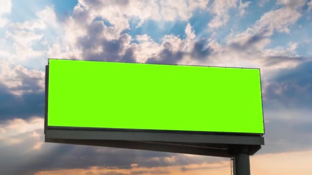 Zaman çizelgesi - boş yeşil reklam panosu ve gün batımında parlayan güneş ışınları - Video, Çekim