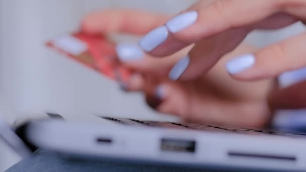 Verkkokaupoissa - nainen kädet kannettavan tietokoneen näppäimistön ja luottokortin - Materiaali, video