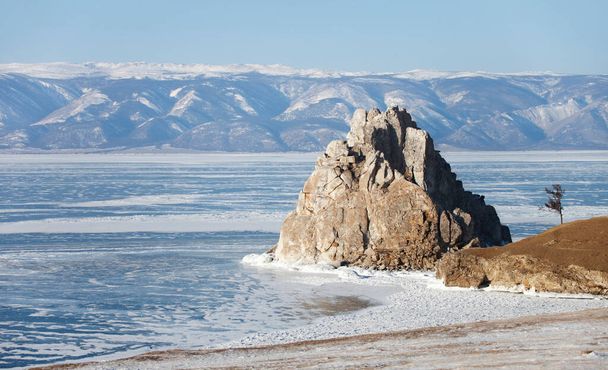 Rock Şamanka. Burhan Burnu manzarası. Baykal Gölü, kış. - Fotoğraf, Görsel