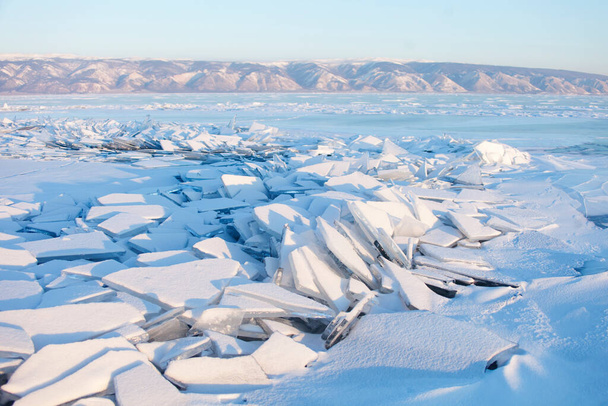 Led u jezera Bajkal poblíž ostrova Olkhon. Zimní krajina - Fotografie, Obrázek