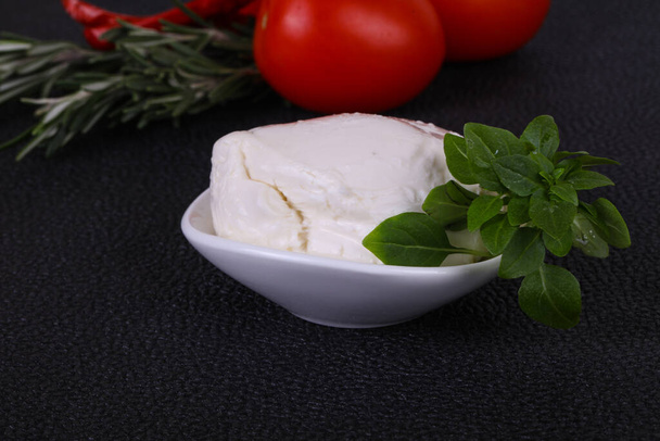 Pelota italiana de queso Mozzarella servido albahaca y tomates - Foto, Imagen