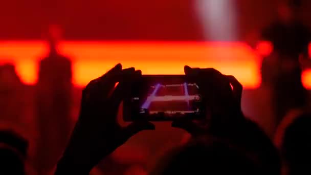 Frau reicht Aufzeichnungsvideo von Live-Musik-Konzert mit Smartphone - Filmmaterial, Video