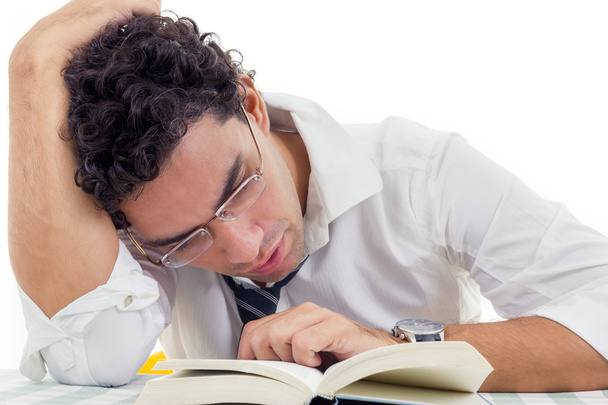 ospalý dospělý muž s brýlemi v bílé košili a kravatě sedí vtip - Fotografie, Obrázek
