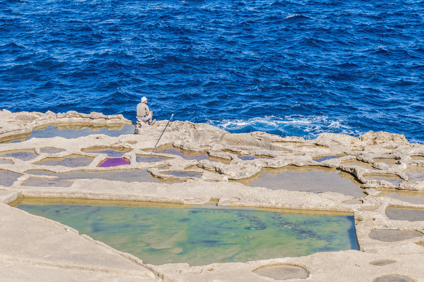 baseny solankowe w pobliżu qbajjar w gozo, malta. - Zdjęcie, obraz
