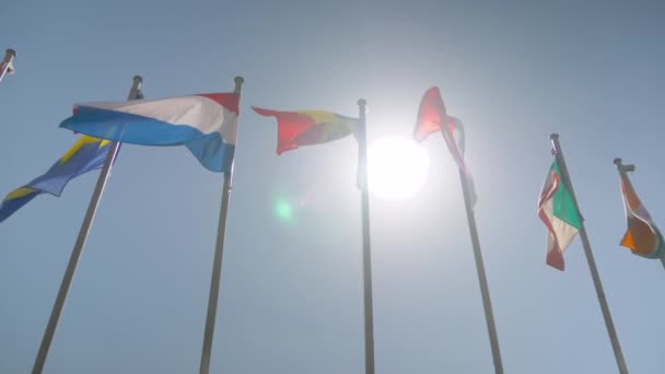 Movimento super lento - bandeiras coloridas agitando no vento - conceito de diplomacia - Filmagem, Vídeo