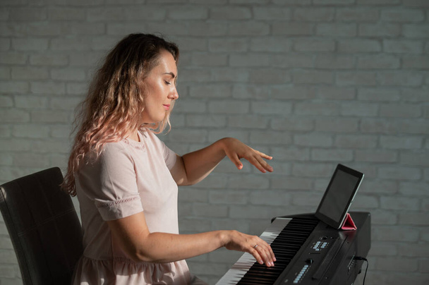 Female singing teacher at online lesson on digital tablet - Фото, зображення