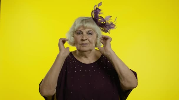 Ideges irritált idős nő takarja fülét és gesztikulál Nem, kerüli a tanácsot, figyelmen kívül hagyja a zajt - Felvétel, videó