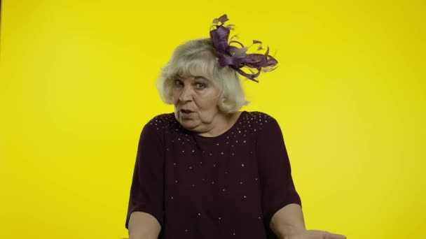 Geïrriteerde oudere oude vrouw steekt de hand op, vraagt verontwaardigd naar de reden van falen, vraagt zich af waarom, waarom - Video