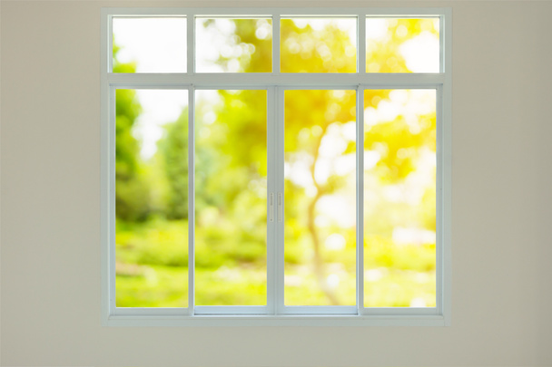 Modernes Hausfenster mit Blick auf den grünen Garten Bokeh Hintergrund - Foto, Bild