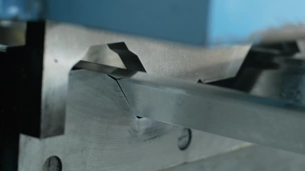 Metalen plaat vormen machine in de moderne metaalbewerking fabriek. - Video