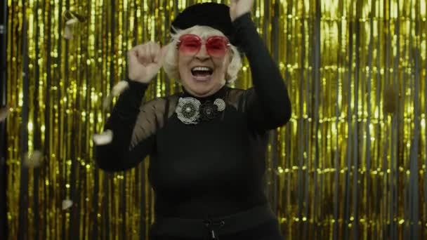 Glückliche alte Frau schreit, feiert Erfolg, gewinnt Lotterie, Zielerreichungskonzept - Filmmaterial, Video
