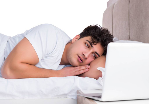 Muž v posteli trpící nespavostí - Fotografie, Obrázek