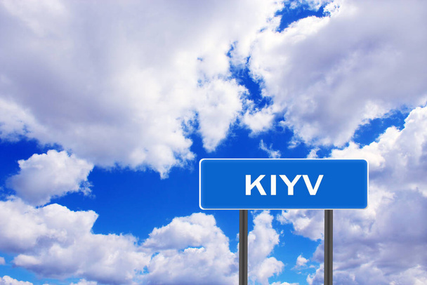 Podpis s nápisem Kyjev s výhledem na oblohu. Dopravní značka označující osadu. Podepsat o Kyjevě na modrém a zamračeném pozadí oblohy - Fotografie, Obrázek