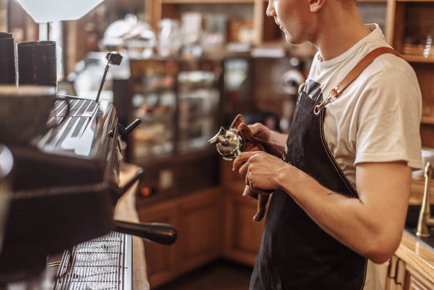cropped photo of a young barista preparing the tamper for work - Foto, Bild