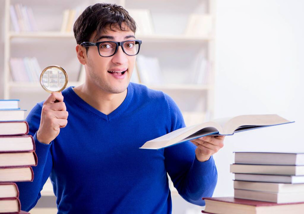 Männlicher Student bereitet sich in College-Bibliothek auf Prüfungen vor - Foto, Bild