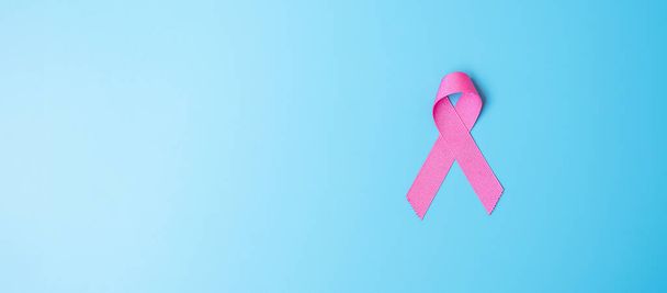 Październikowy miesiąc świadomości raka piersi, różowa wstążka na niebieskim tle do wspierania ludzi żyjących i chorych. Międzynarodowy Dzień Kobiet, Matki i Światowego Dnia Raka - Zdjęcie, obraz