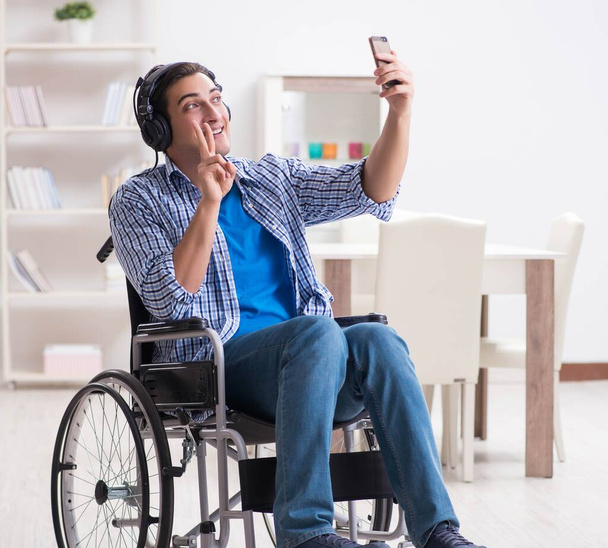 Mozgáskorlátozott ember zenét hallgat tolószékben - Fotó, kép