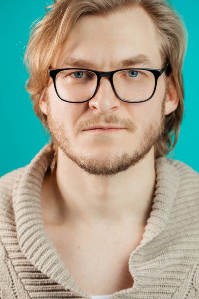 close up portrait of fair-haired man with stylish sweater - Foto, Imagem