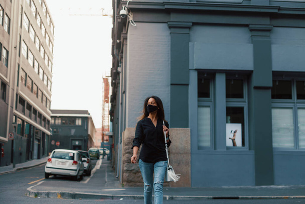 Mujer joven con máscara facial en la calle de la ciudad - Foto, imagen