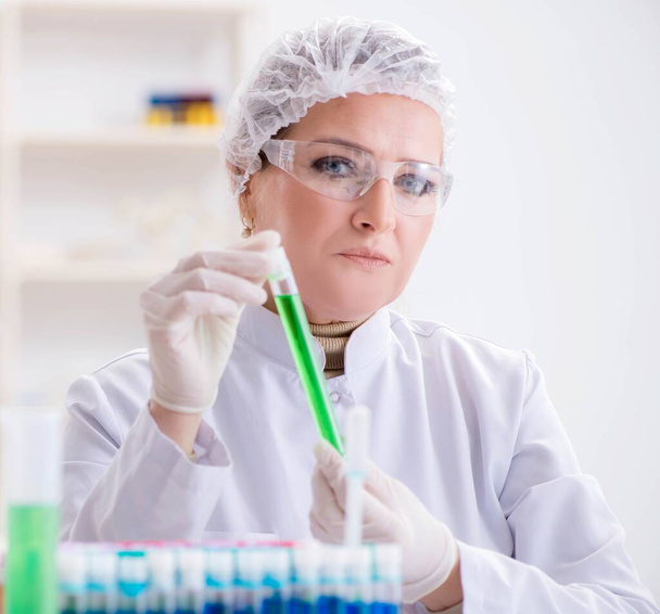 Жінка-хімік, що працює в клінічній лабораторії
 - Фото, зображення