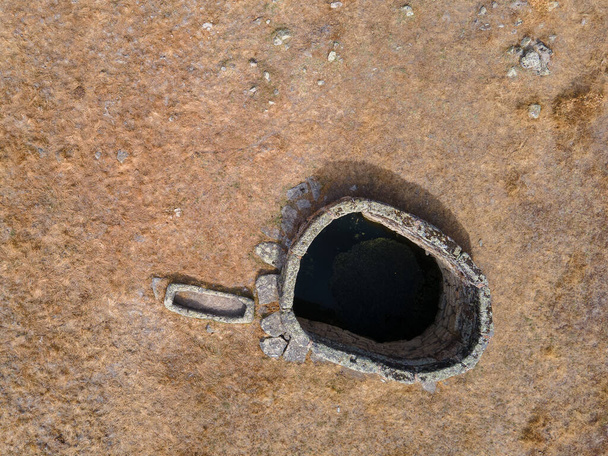 Antigo poço na Dehesa de la Luz. Extremadura. Espanha. - Foto, Imagem