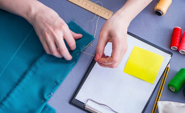 sarto donna che lavora su un abbigliamento cucitura misura fa - Foto, immagini