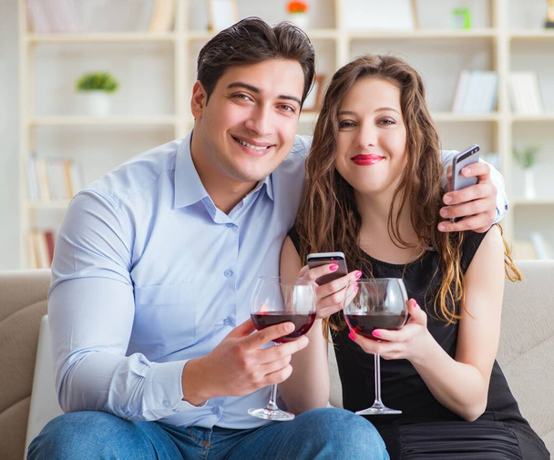Молода пара п'є вино в романтичній концепції
 - Фото, зображення
