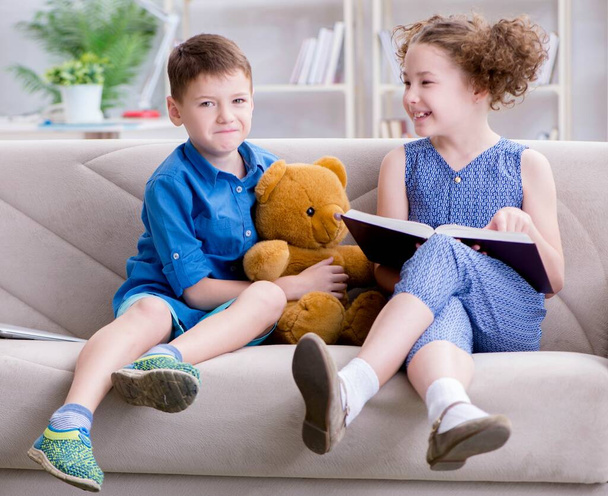 Dos niños leyendo libros en casa - Foto, Imagen