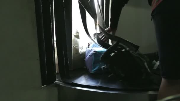 καρουσέλ αποσκευές στο αεροδρόμιο - Πλάνα, βίντεο