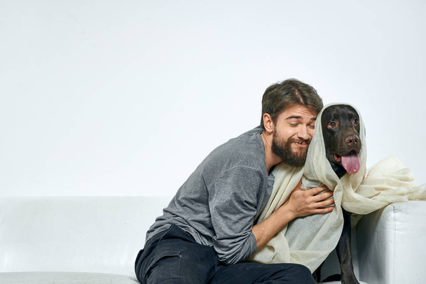 Счастливый человек с собакой и веселым шарфом друга - Фото, изображение