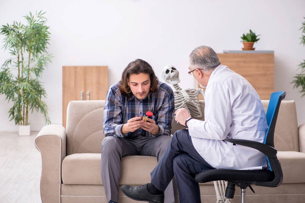 Mladý muž pacient navštívit zkušeného lékaře psychiatra - Fotografie, Obrázek