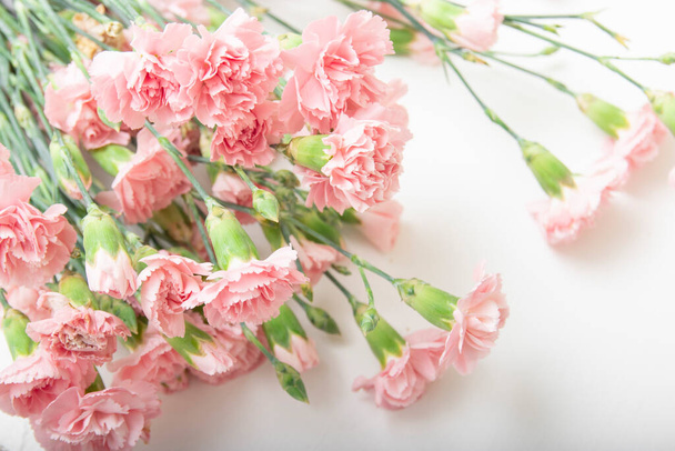 Όμορφο ροζ μπουκέτο γαρύφαλλο σε λευκό φόντο, κάρτα δώρο, διακοπές, καλή διάθεση - Φωτογραφία, εικόνα