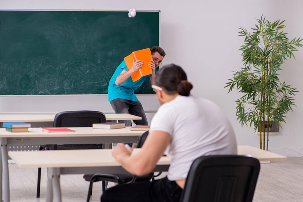 Dois alunos do sexo masculino no conceito de bullying na sala de aula - Foto, Imagem