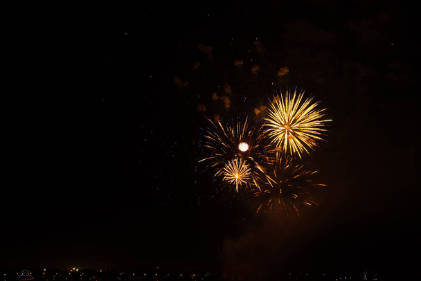 fuochi d'artificio nella città di Dnipro in Ucraina di notte il giorno della città 12 settembre 2020 - Foto, immagini