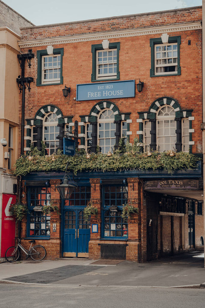 Oxford, UK - August 04, 2020: Facade of St Aldates Tavern, a typical Victorian pub in Oxford, UK. - 写真・画像