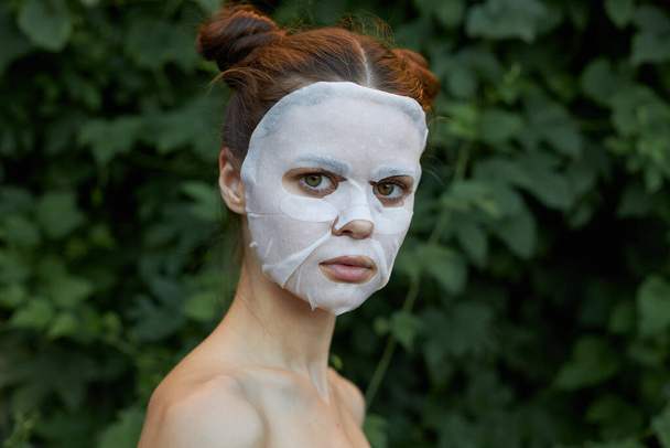 Schöne Frau kosmetische Maske Hautpflege beschnitten Ansicht  - Foto, Bild