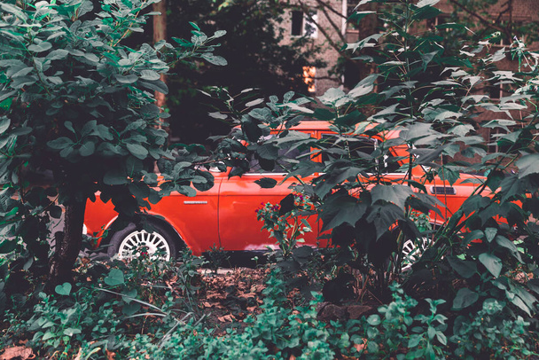 levensechte verbeelding van oude Russische auto geparkeerd in de straat - Foto, afbeelding