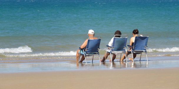 Seniorzy nad morzem relaksujący latem - Zdjęcie, obraz