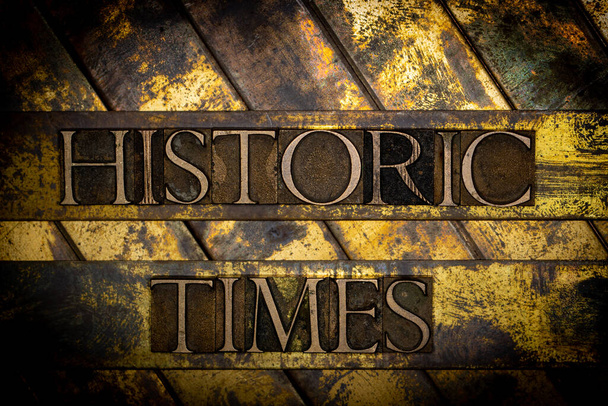 ヴィンテージテクスチャグランジ銅の背景に本物のタイプセット文字で形成された歴史的な時代のテキスト - 写真・画像