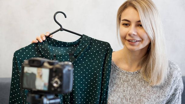 Fashion blogger recording video for blog - Foto, imagen