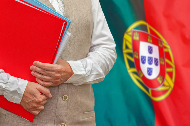 Portekiz bayraklarında kırmızı klasör tutan kadın. Portekiz 'de eğitim ve hukuk kavramı - Fotoğraf, Görsel