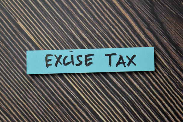 Imposto sobre consumos específicos sobre notas pegajosas isoladas na mesa de escritório. - Foto, Imagem