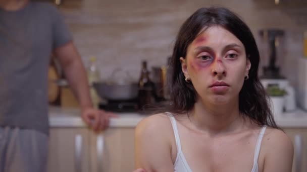 Portret van hopeloze geslagen vrouw - Video