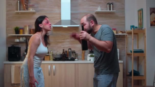 Verletzte Ehefrau schreit betrunkenen Ehemann an - Filmmaterial, Video