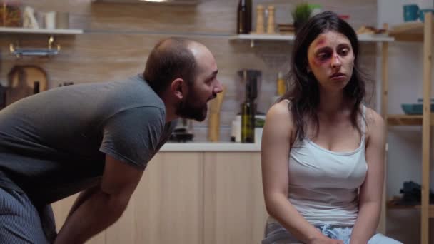 Betrunkener schreit und Frau raucht - Filmmaterial, Video