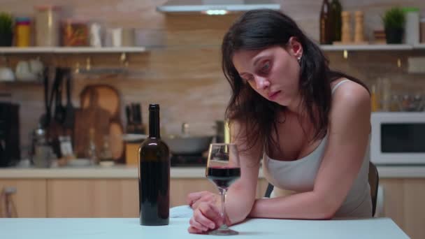 γυναίκα που κρατάει ένα ποτήρι κρασί - Πλάνα, βίντεο