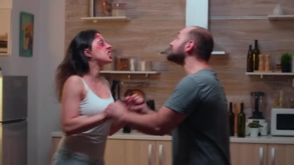Furiosa pareja peleando en la cocina - Imágenes, Vídeo
