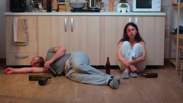Uomo alcolizzato sdraiato sul pavimento - Filmati, video